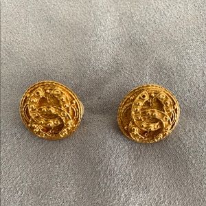 Chanel 80s style vintage button clip-ons